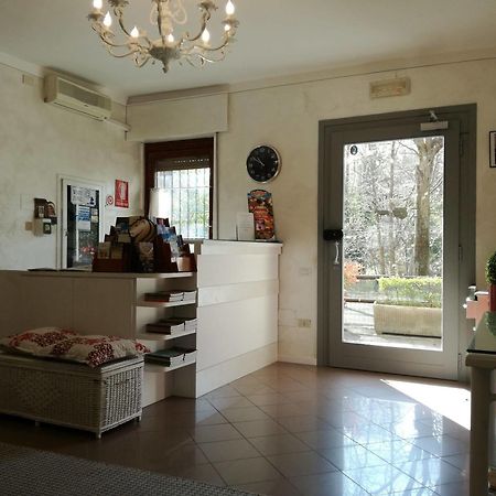 Hotel La Passeggiata Desenzano del Garda Bagian luar foto