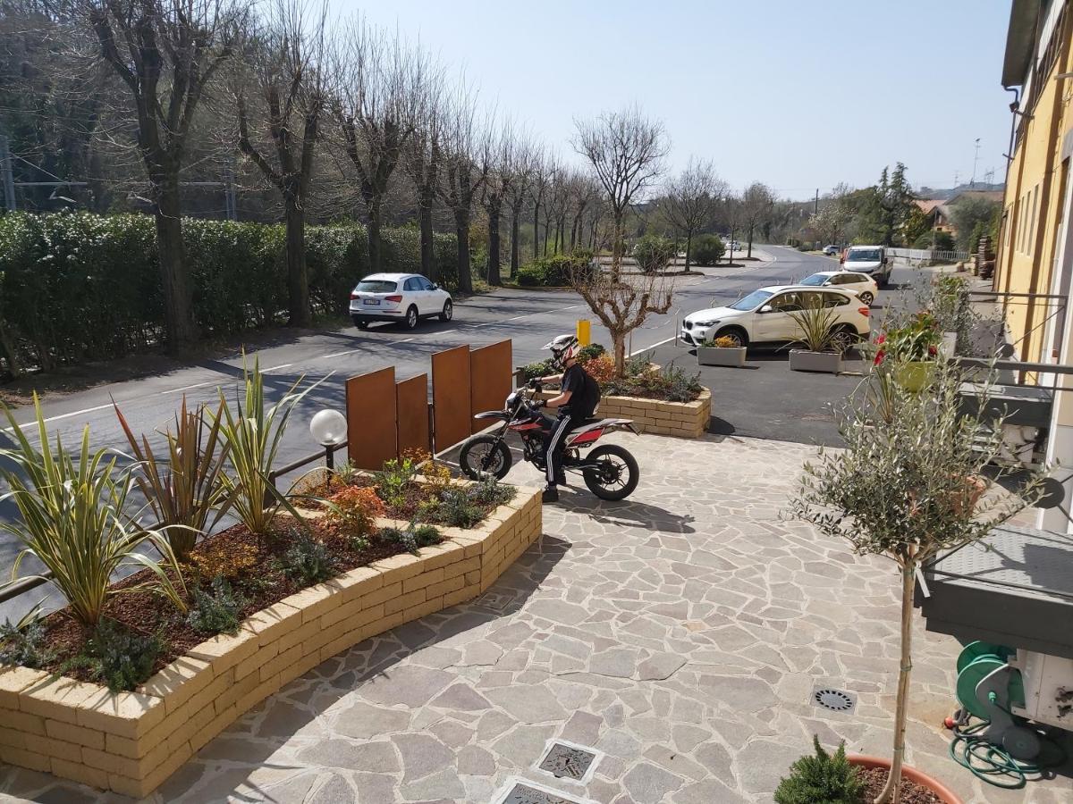 Hotel La Passeggiata Desenzano del Garda Bagian luar foto