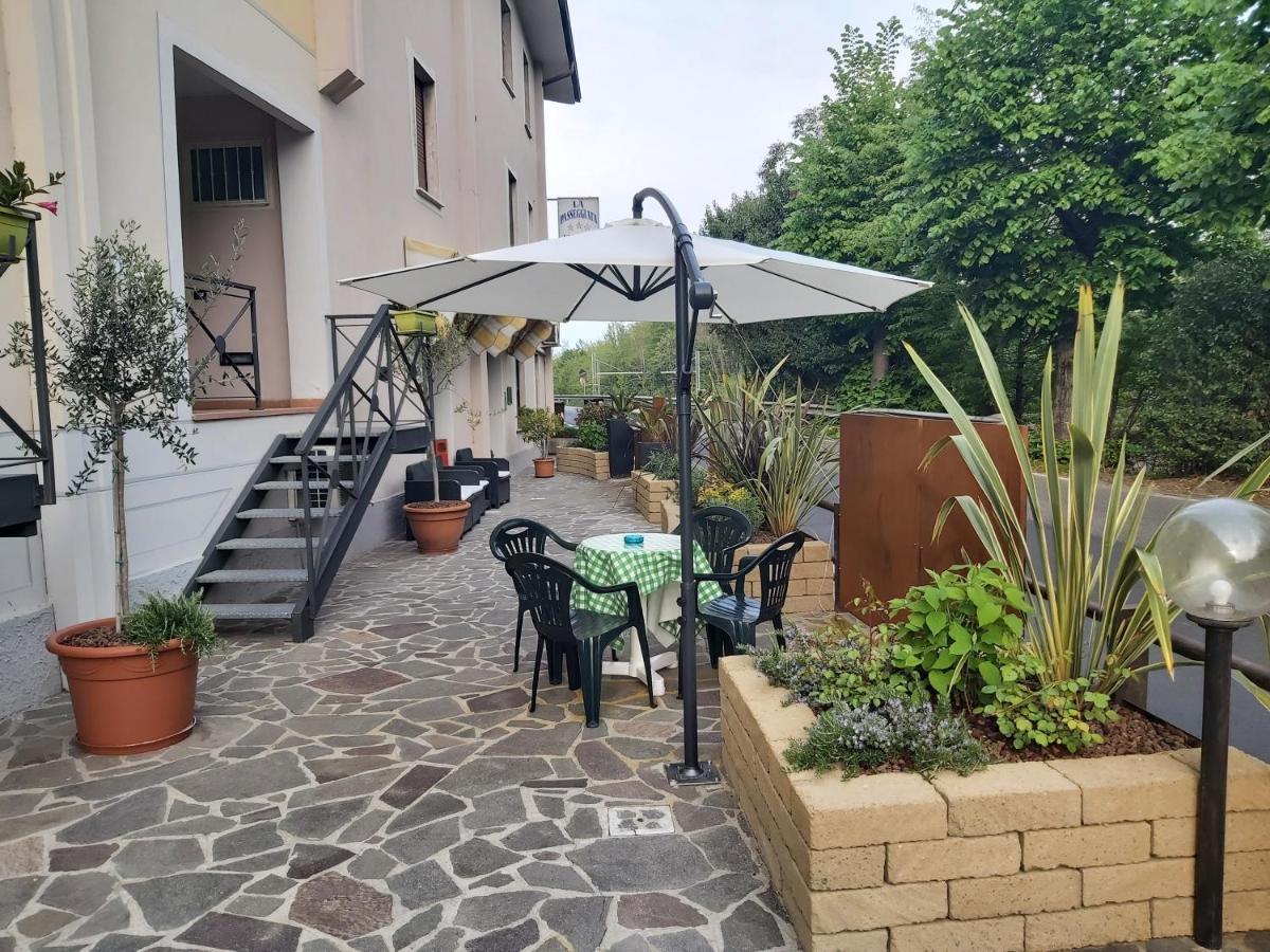 Hotel La Passeggiata Desenzano del Garda Bagian luar foto