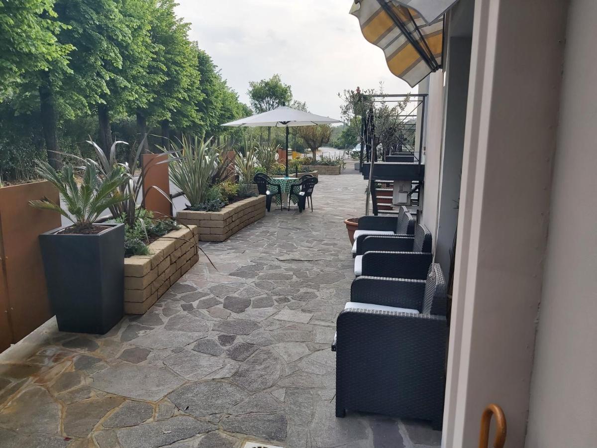 Hotel La Passeggiata Desenzano del Garda Bagian luar foto