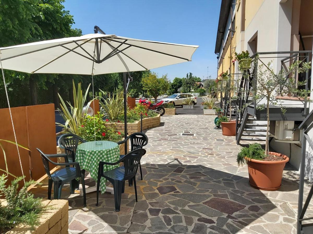 Hotel La Passeggiata Desenzano del Garda Bagian luar foto