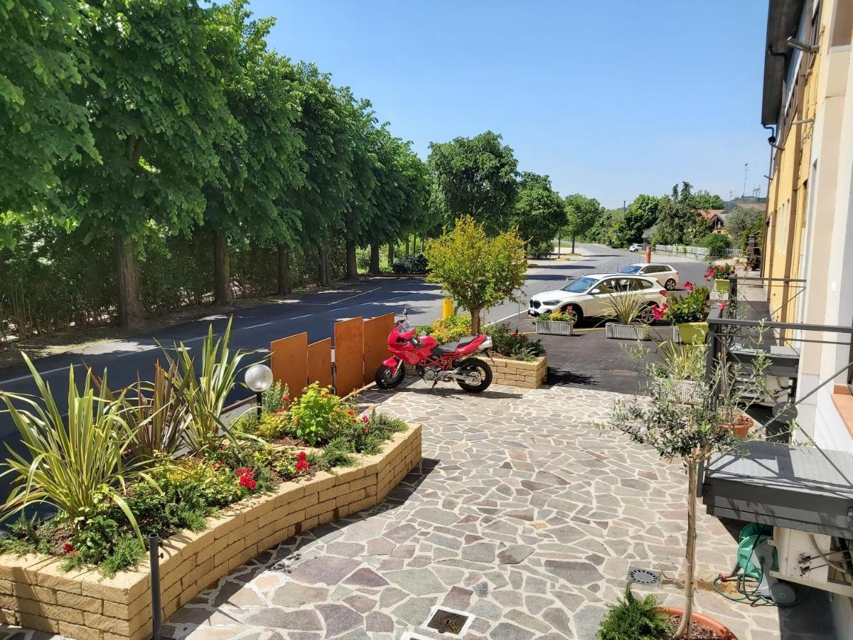 Hotel La Passeggiata Desenzano del Garda Bagian luar foto