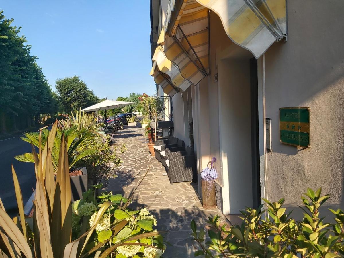 Hotel La Passeggiata Desenzano del Garda Bagian luar foto