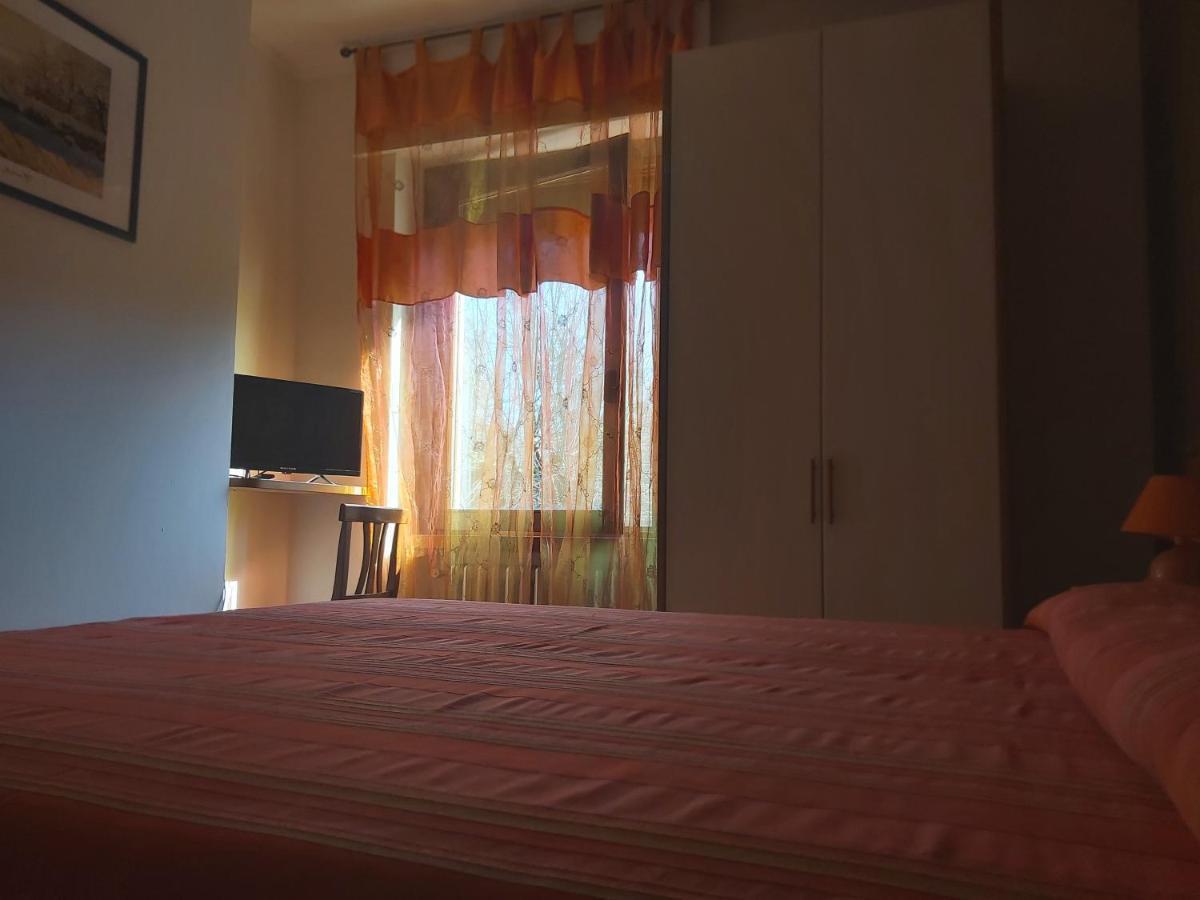 Hotel La Passeggiata Desenzano del Garda Bagian luar foto