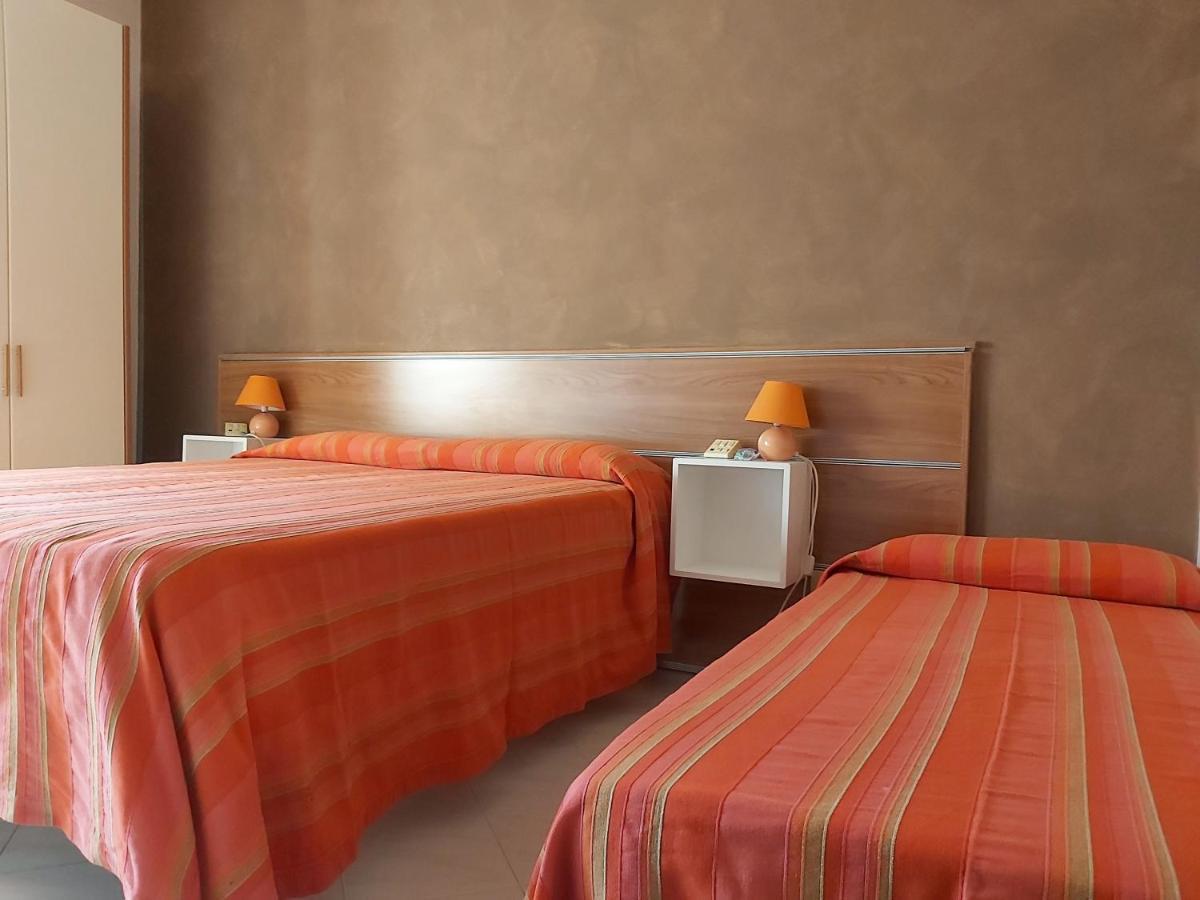 Hotel La Passeggiata Desenzano del Garda Bagian luar foto