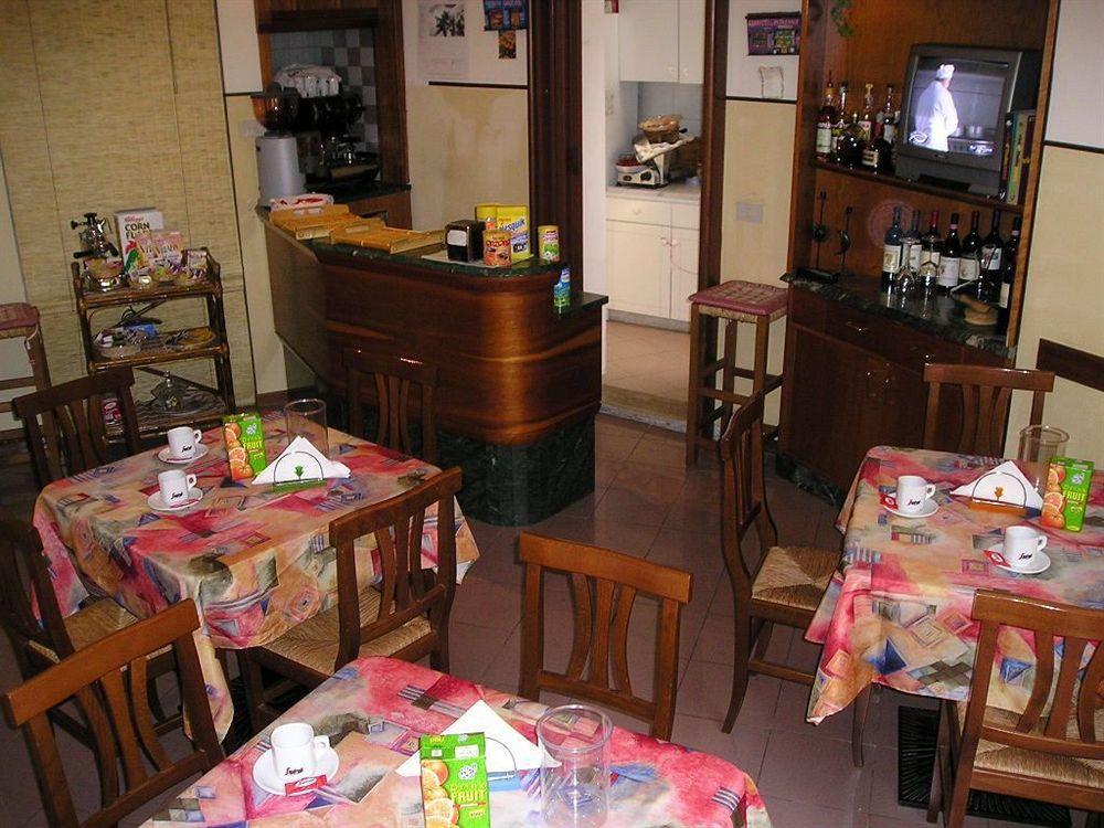 Hotel La Passeggiata Desenzano del Garda Bagian luar foto
