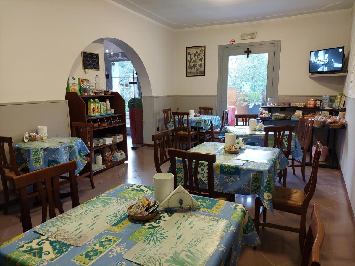 Hotel La Passeggiata Desenzano del Garda Bagian luar foto