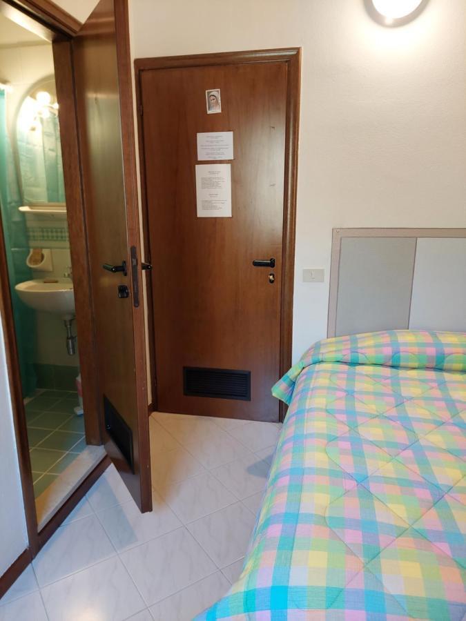 Hotel La Passeggiata Desenzano del Garda Bagian luar foto