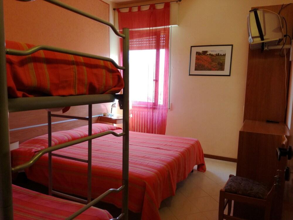 Hotel La Passeggiata Desenzano del Garda Bagian luar foto