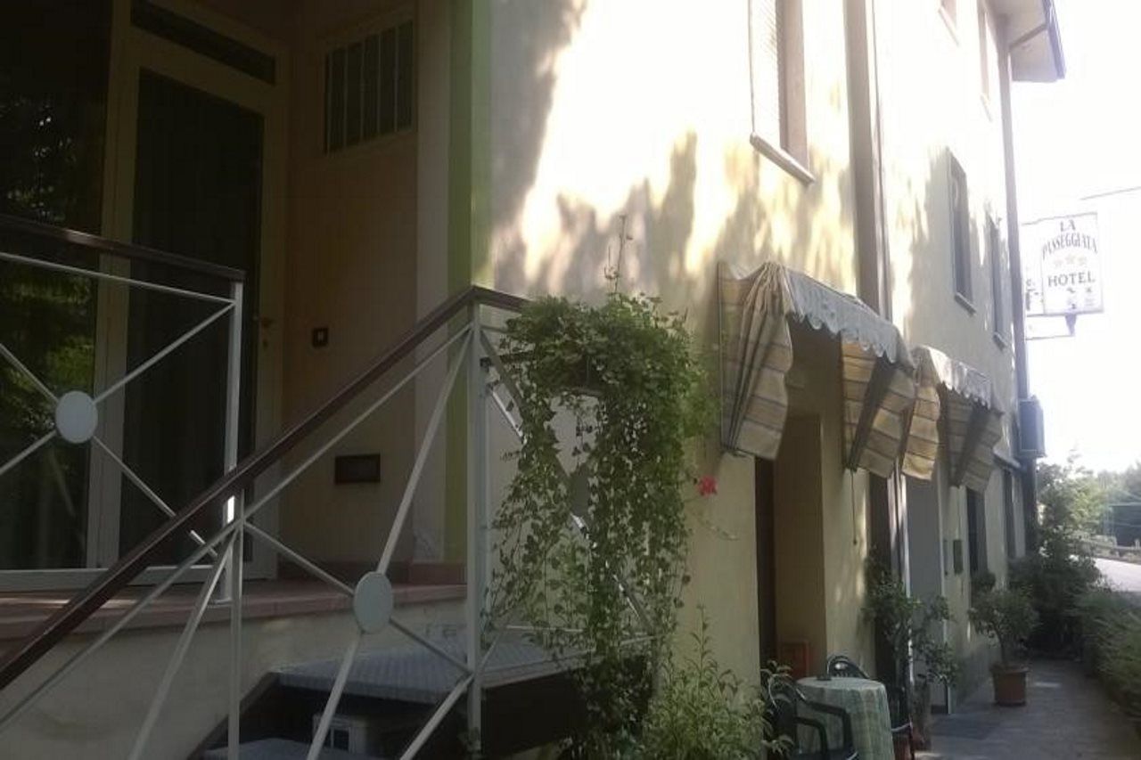 Hotel La Passeggiata Desenzano del Garda Bagian luar foto
