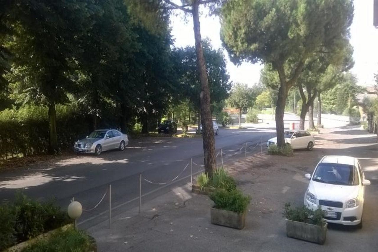 Hotel La Passeggiata Desenzano del Garda Bagian luar foto