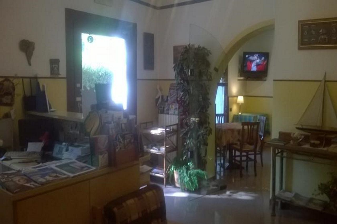 Hotel La Passeggiata Desenzano del Garda Bagian luar foto