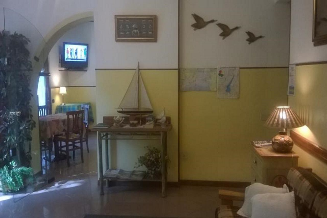 Hotel La Passeggiata Desenzano del Garda Bagian luar foto