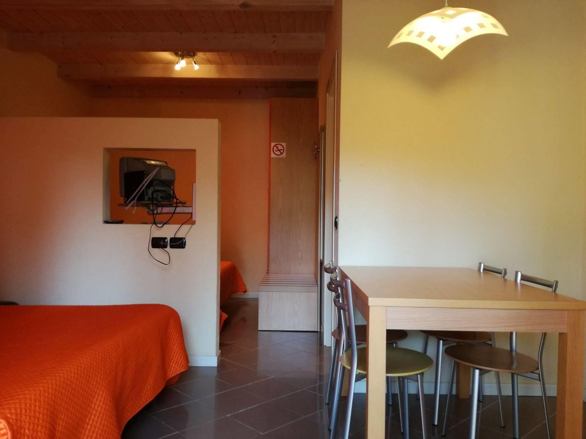 Hotel La Passeggiata Desenzano del Garda Bagian luar foto