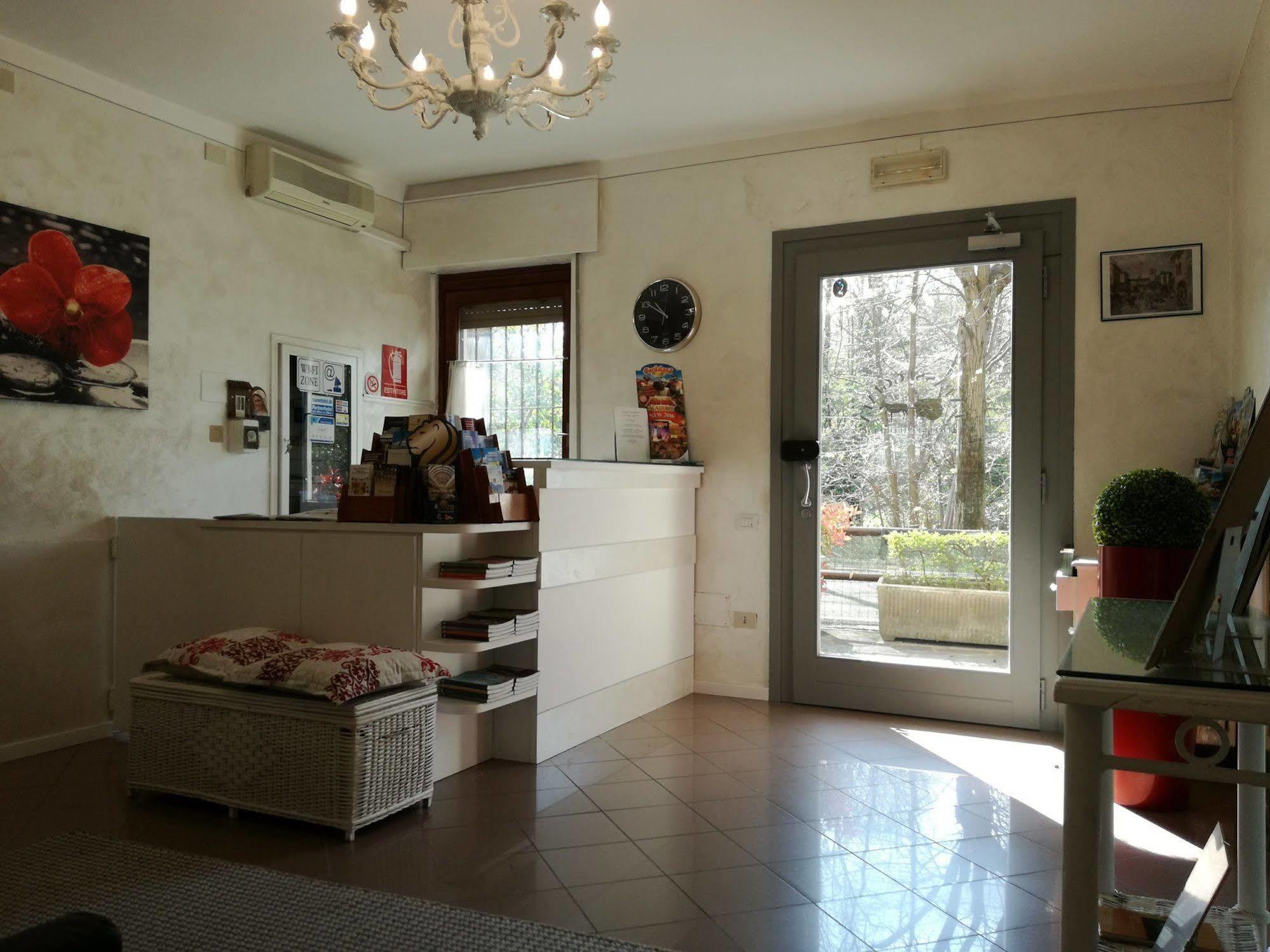 Hotel La Passeggiata Desenzano del Garda Bagian luar foto