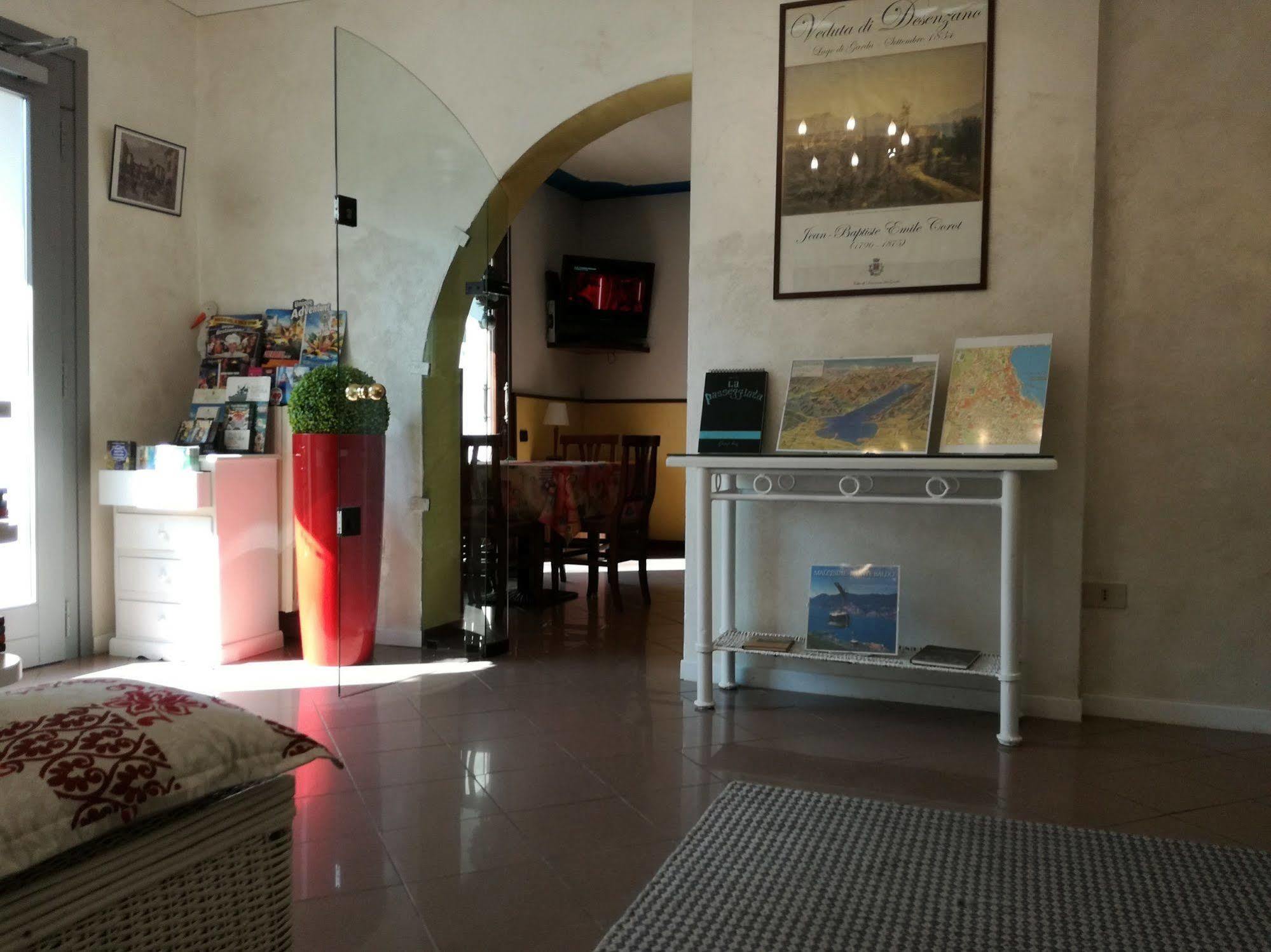 Hotel La Passeggiata Desenzano del Garda Bagian luar foto