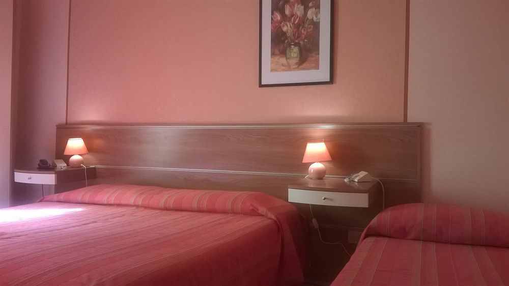 Hotel La Passeggiata Desenzano del Garda Bagian luar foto