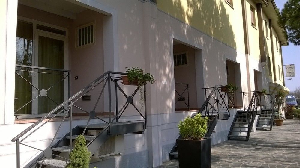 Hotel La Passeggiata Desenzano del Garda Bagian luar foto